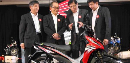  (ki-ka) Marketing Director AHM Koichi Mizuno, President Director AHM Toshiyuki Inuma, Executive Vice President Director AHM Johannes Loman beserta Marketing Director AHM Margono Tanuwijaya mengenalkan sepeda motor terbaru New Honda Revo FI di sela-sela peluncuran sepeda motor terbaru New Honda Revo FI  di JIexpo, Jakarta (09/01).