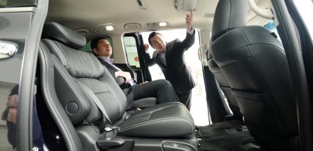 Tampak Ang Hoey Tiong, President Director HSC(duduk) bersama Wndy Miharja  saat mencoba posisi duduk di baris ke-2