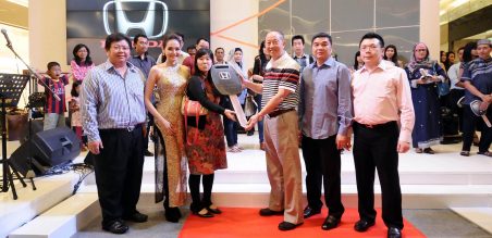 Jajaran manajemen HSC secara simbolis menyerahkan kunci  kepada  konsumen pertama Honda Mobilio 