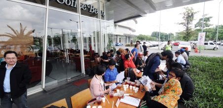 Para jurnalis dan pewarta foto mengisi kuis di Pos 2 (Ciputra World Surabaya) 