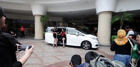 Sesi Foto di pos 1 (Coffe Bean Tunjungan Plaza  III Surabaya)