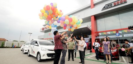 Jajaran direksi Distributor utama mobil Toyota di Jatim, Auto 2000 melepas balon sebagai tanda dimulainya Avanzanation Journaey