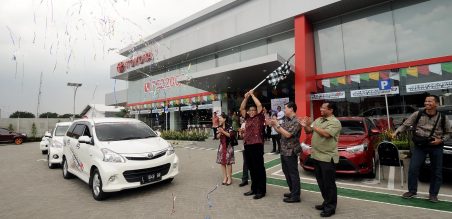 Hasan, Branch Manager Auto2000 Cabang Surabaya mengibarkan bendera start bagi tim Avanzanation Journey