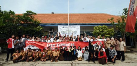 Tim Avanzanation foto bersama dengan siswa SDN Klampis Ngasem 1/246 seusai CSR