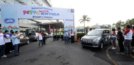 Direktur UMC, Prabowo Liegangsaputro mengibarkan bendera start tanda dimulainya fun touring Pesta Keluarga Ertiga