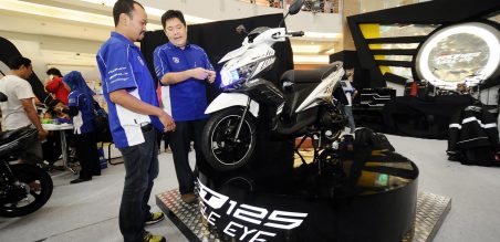 Agung Mundi, General Manager Marketing PT STSJ tampak mengamati GT125 Eagle Eye erbicang dengan Ilham Wahyudi, General Manager Service PT STSJ 