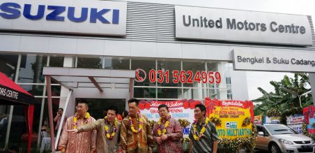Tamoshimisu, Department Head Service & Spare Part PT SIS (kiri), diampingi Michael Mardanus, Presdir PT UMC (dua dari kanan) dan Managing Director PT Suzuki Indomobil Sales (SIS), Seiji Itayama (tiga dari kiri)  beserta direksi saat meresmikan diler UMC cabang Mayjend Sungkono Surabaya