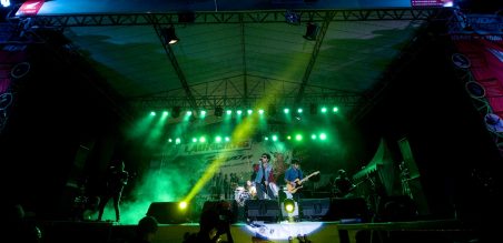 Penampilan group band Nidji sebagai brand ambassador Revo mampu membius penonton yang memadati lapangan Albatros Sedati, Sidoarjo