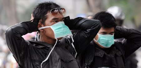 Dua orang biker mengenakan masker untuk menghindari terhirupnya debu vulkanik