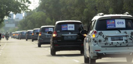 Peserta fun touring tampak melalui rute jalanan kota Surabaya