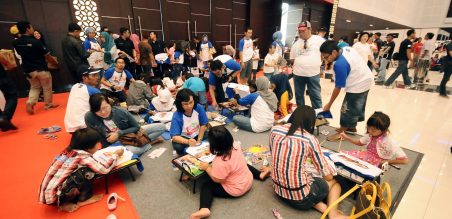 Lomba untuk anak-anak, mewarnai kaos bergambarkan Suzuki Ertiga 
