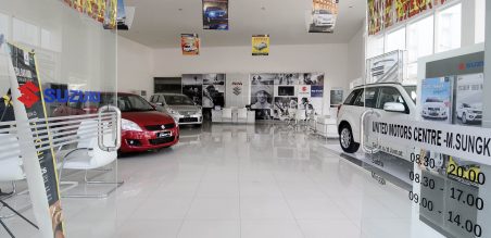Show room dengan desain modern minimalis
