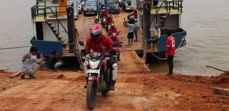 Rider Ekspedisi Nusantara Satu Hati untuk Negeri turun dari kapal setelah menyebrangi sungai Kapuas untuk melanjutkan perjalanan menuju titik nol khatulistiwa.