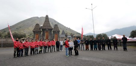 (ki-ka)  Judhy Goutama, Senior Manager Brand Activation AHM didampingi Bundi, Deputy Div. Head MPM Malang secara simbolis menyerahkan bantuan kepada ketua adat suku tengger