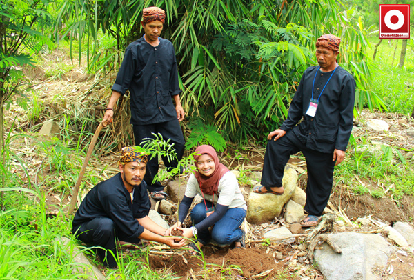 Mastika Wardhani dari pihak PT. AHM melakukan penanaman pohon bersama Asep Iwan, Kepala Dusun Kampung Nyalindung