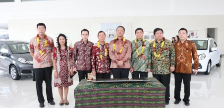 KiKa: Jonfis Fandy (Marketing and After-Sales Service Director PT Honda Prospect Motor), Lily Agustina , Thedy Sanjaya (Directror Honda Naga Motor), Benny Kusuma (President Director Honda Naga Motor), Tomoki Uchida (President Director PT Honda Prospect Motor), Ang Hoey Tiong (President Director Honda Surabaya Center), Rudy Surjanto (Director Honda Surabaya Center), Wendy Miharja (General Manager Honda Surabaya Center)