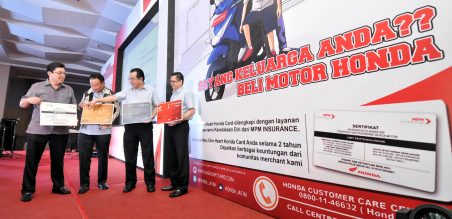 (ki-ka)Wahyudi, DIrektur MPM Insurance, Dendy Sean, Direktur MPM, Suwito, Presdir MPM dan J.Sukotjo T, Finance Direktur saat melaunching One Heart Card