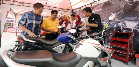 Perwakilan AHM, dan MPM melakukan pengecekan motor disaksikan ka SMKN I Geger sebelum touring dilanjutkan