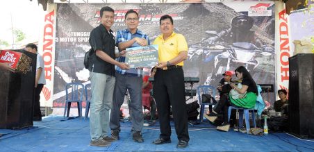 (Ki-ka) Adi Wira, Brand Activation Supervisor PT AHM didampingi Budi Santoso, Marcomm Deputy Head PT MPM Motor secara simbolis menyerahkan bantuan tools kit kepada Supriyadi, kepala Sekolah SMK Negeri I Geger, Madiun