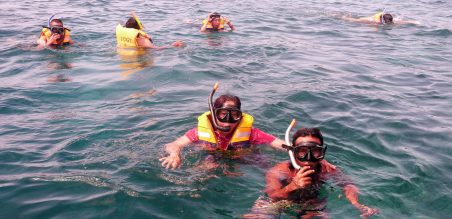 Snorkling di Gili Trawangan menikmati keindahan Bahari Laut