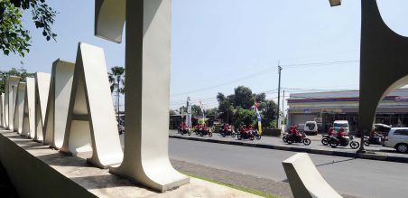 Tim Ekspedisi Nasional Honda 2014 saat melintasi kawasan Taman Dayu Pandaan, Pasuruan