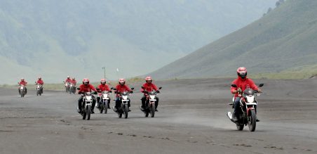 Melintas lautan pasir gunung Bromo