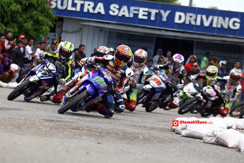 Para pembalap Seeded region 5 berusaha melesat di tikungan pertama lap 1