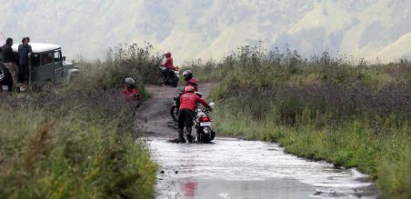 Melewati medan becek setelah diguyur hujan