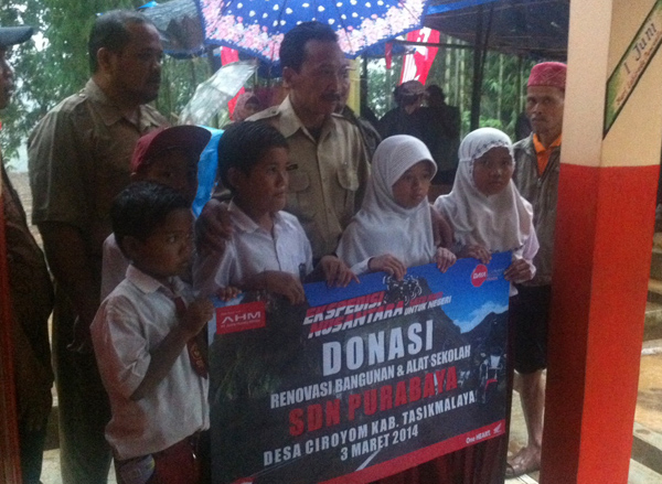 Kepala Sekolah SD Purabaya, Bojong Gambir, Kab. Tasikmalaya, dan siswanya antusias menerima donasi dari Honda (3/3)