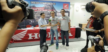 Pemberian souvenir dari MPM Malang kepada AHM