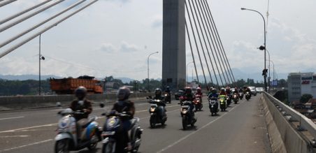 Konvoi Kartini Muda anggota Ikatan Motor Honda Bandung (IMHB) saat melintasi Jembatan Pasupati, Selasa (22/4)