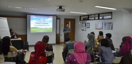 Anggota perempuan dari Ikatan Motor Honda Bandung (IMHB) diberi materi untuk menambah wawasan teknologi PGM-FI di Daya Learning Center PT Daya Adicipta Mustika