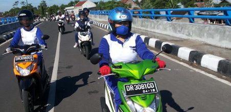 Astra Motor Mataram selaku main dealer Honda wilayah NTB mengajak 21 riderwanita berkeliling kota Mataram dalam Fun Riding Rally yang diakhiri dengan rangkaian tabur bunga di Taman Makam Pahlawan Majeluk, Mataram.