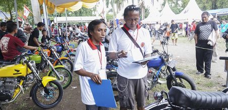 Amari, Air Brusher Bondowoso(kanan) didaulat menjadi salah satu juri kontes