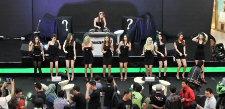 Medatangkan model-model dari Luar negeri demi menambah kemeriahan acara