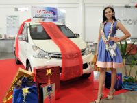 Elvira berpose setelah serah terima hadiah utama Putri Indonesia, 1 unit Toyota avanza