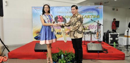 Aldwin Tanujaya, Branch manager Auto200 Jemursari Surabaya scara simbolis menyerahkan hadiah utama 1 unit Toyota Avanza kepada  Elvira Putri Indonesia 2014