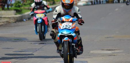 Pembalap Road Race saat berlaga di Sirkuit Pasir Hayam Cianjur