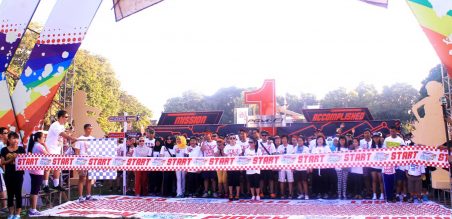 Wahyudi Saputra, Region Head Astra Motor Cabang Mataram saat melepas peserta Rainbow Run