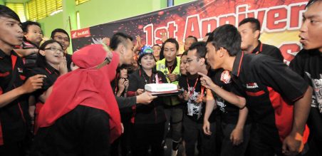 Anggota KCS meniup lilin 1st Anniversary bersama-sama