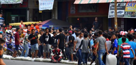 Penonton membludak masuk ke lintasan