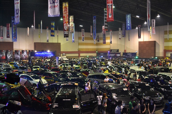 Ratusan mobil modifikasi peserta