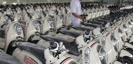 Karyawan AHM melakukan pendataan sepeda motor Honda Scoopy FI di pabrik perakitan AHM, Cibitung.