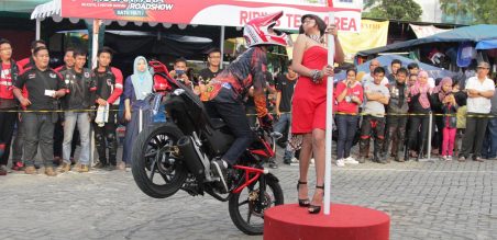 Aksi stunt rider Honda dan sepeda motor CB150R StreetFire menghibur pengunjung bazar motor sport terbesar, Ekspedisi Nusantara Roadshow di Lapangan CNI, Puri Kembangan (03/05)