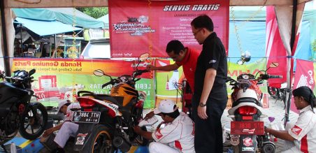 Deputy Head of Corp Comm AHM, Ahmad Muhibbuddin (kemeja merah) bersama dengan Group Head Corp Comm WMS, Wiyarto M (kemeja hitam) memantau aktifitas service gratis di sela-sela acara bazar motor sport terbesar, Ekspedisi Nusantara Roadshow di Lapangan CNI, Puri Kembangan (03/05)