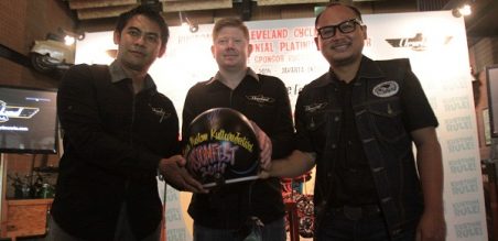 Pertukaran helm dan vest secara simbolis antara Cleveland CycleWerks dengan Kustomfest 
