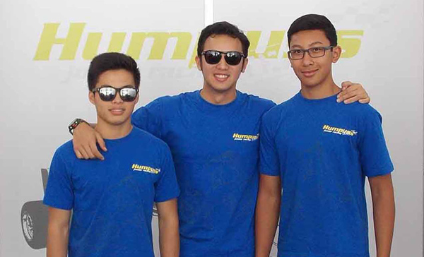 Pebalap Humpuss Junior Racing Team, Darma Mangkuluhur Hutomo dan Senna Iriawan bersama Moreno Soeprapto, mantan pebalap Indonesia yang pernah menjuarai Formula BMW Asia pada tahun 2004 di Shanghai, China