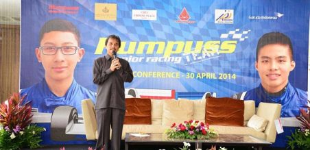 Dukungan Pemerintah Indonesia yang disampaikan Menpora Roy Suryo kepada pebalap Humpuss Junior Racing Team untuk dapat mengibarkan Merah Putih di luar negeri