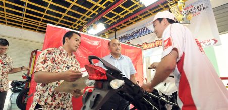 Ir.Purwanto, GM Technical Service Division MPM Motor (tengah) saat meninjau babak penyisihan kontes mekanik di MPM Training Center Gedangan Sidoarjo.