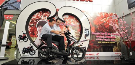 (ki-ka) Dendy Sean, Direktur MPM bersama Suwito, Presiden Direktur MPM saat mengamati produk terbaru Vario FI dengan fitur Answer Back Sistem dan Dual keen eye LED Headlight